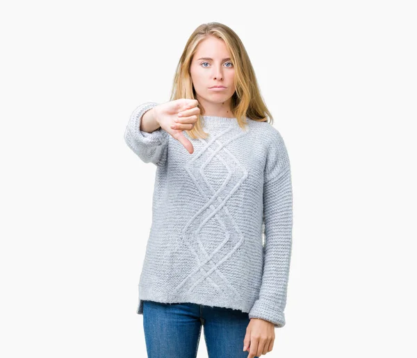 美丽的年轻女子穿着冬季毛衣在孤立的背景看起来不开心和愤怒 表现出拒绝和消极的大拇指向下的姿态 错误的表达 — 图库照片