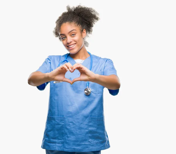 Joven Mujer Médica Afroamericana Sobre Fondo Aislado Sonriendo Amor Mostrando —  Fotos de Stock