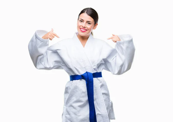 Jovem Mulher Bonita Vestindo Uniforme Kimono Karatê Sobre Fundo Isolado — Fotografia de Stock