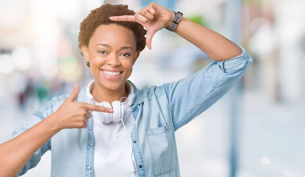 Unga Afroamerikanska Kvinnan Bär Hörlurar Över Isolerade Bakgrund Leende Gör — Stockfoto