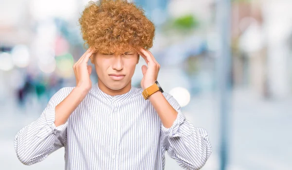 Jovem Homem Negócios Bonito Com Cabelo Afro Vestindo Camisa Elegante — Fotografia de Stock