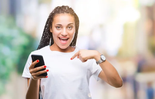 Jonge Gevlochten Hair Afrikaans Amerikaans Meisje Tonen Gebruikend Smartphone Geïsoleerd — Stockfoto