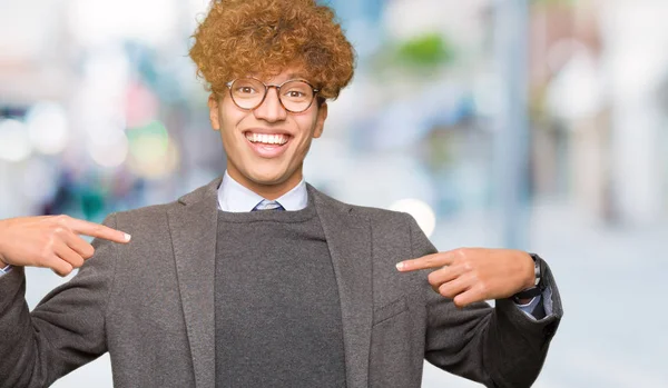 Junger Gutaussehender Geschäftsmann Mit Afro Brille Der Selbstbewusst Mit Einem — Stockfoto