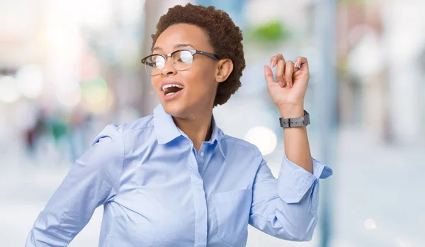 Junge Schöne Afrikanisch Amerikanische Geschäftsfrau Über Isolierten Hintergrund Tanzen Glücklich — Stockfoto