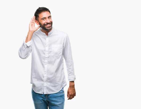 Hispánský Muže Izolované Pozadí Úsměvem Rukou Přes Ucho Naslouchá Slyšení — Stock fotografie