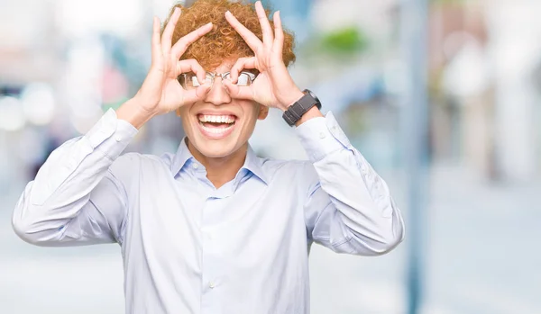 Jonge Knappe Zakenman Met Afro Bril Doen Gebaar Als Verrekijker — Stockfoto