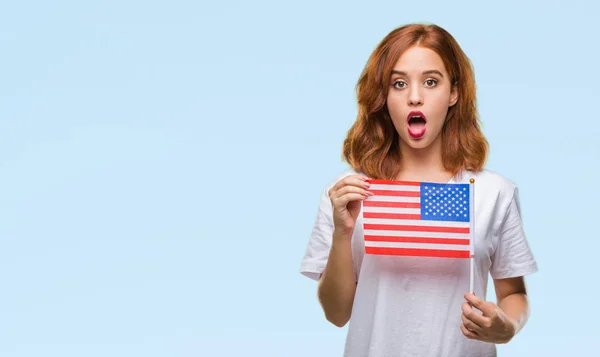 Joven Hermosa Mujer Sosteniendo Bandera América Sobre Fondo Aislado Asustada —  Fotos de Stock