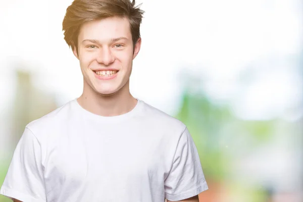 Homem Bonito Jovem Vestindo Shirt Branca Casual Sobre Fundo Isolado — Fotografia de Stock