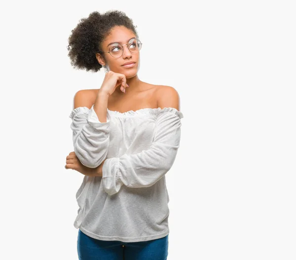 Jovem Afro Americana Vestindo Óculos Sobre Fundo Isolado Com Mão — Fotografia de Stock