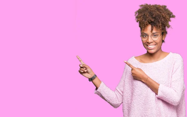 Linda Jovem Afro Americana Vestindo Óculos Sobre Fundo Isolado Sorrindo — Fotografia de Stock