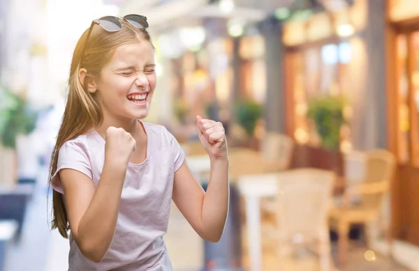 Giovane Bella Ragazza Che Indossa Occhiali Sole Sfondo Isolato Molto — Foto Stock