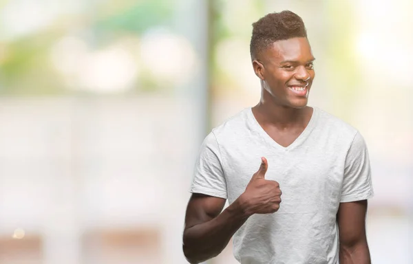 Jonge Afro Amerikaanse Man Geïsoleerde Achtergrond Gelukkig Duimschroef Opwaarts Gebaar — Stockfoto