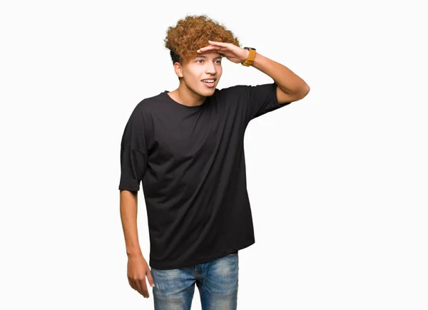 Homem Bonito Jovem Com Cabelo Afro Vestindo Shirt Preta Muito — Fotografia de Stock