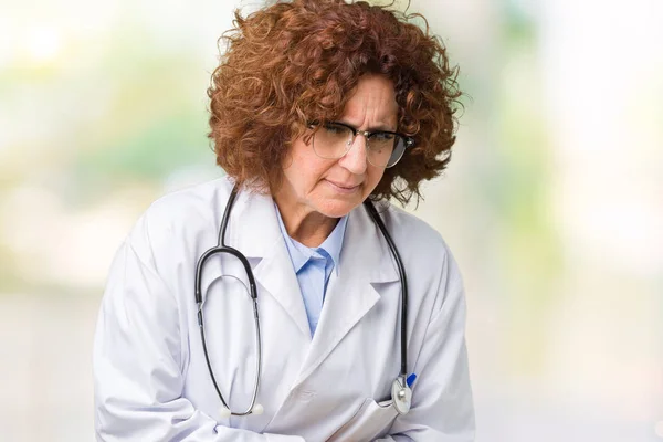 Mujer Médica Senior Mediana Edad Con Antecedentes Aislados Con Mano — Foto de Stock
