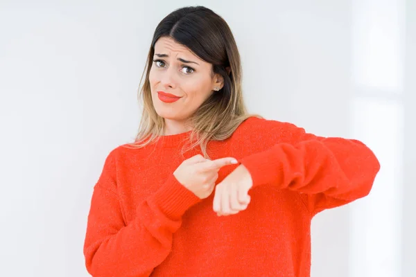 Jovem Mulher Vestindo Camisola Vermelha Casual Sobre Fundo Isolado Pressa — Fotografia de Stock