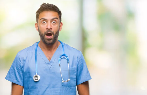 Volwassen Hispanic Dokter Chirurg Man Geïsoleerde Achtergrond Bang Geschokt Met — Stockfoto