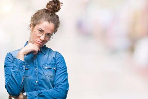 Bella Giovane Bruna Capelli Ricci Ragazza Indossa Occhiali Sfondo Isolato — Foto Stock