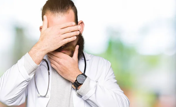 Young Blond Doctor Man Beard Wearing Medical Coat Covering Eyes — Stock Photo, Image