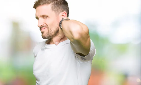 Knappe Man Dragen Casual Wit Shirt Lijden Van Pijn Nekletsel — Stockfoto