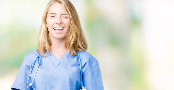 Bella Giovane Donna Medico Indossa Uniforme Medica Sfondo Isolato Ammiccando — Foto Stock