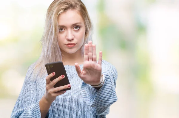 Giovane Donna Bionda Sms Invio Messaggi Utilizzando Smartphone Sfondo Isolato — Foto Stock