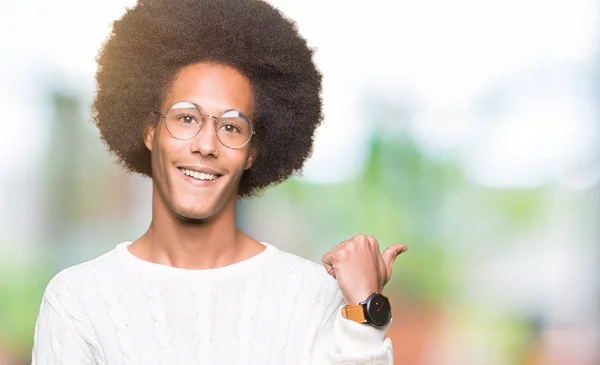 Молодий Афроамериканець Людиною Афро Волосся Окулярах Посміхається Щасливим Обличчям Дивлячись — стокове фото
