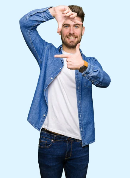 Junger Schöner Blonder Mann Lässiger Jeansjacke Lächelnd Und Mit Händen — Stockfoto