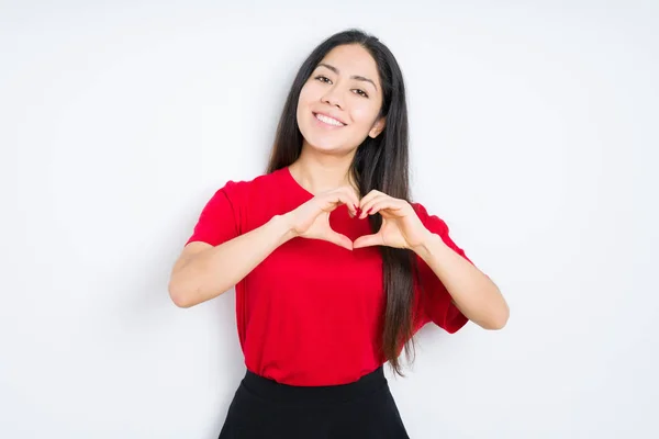 Mooie Brunette Vrouw Met Rode Shirt Geïsoleerde Achtergrond Glimlachend Liefde — Stockfoto