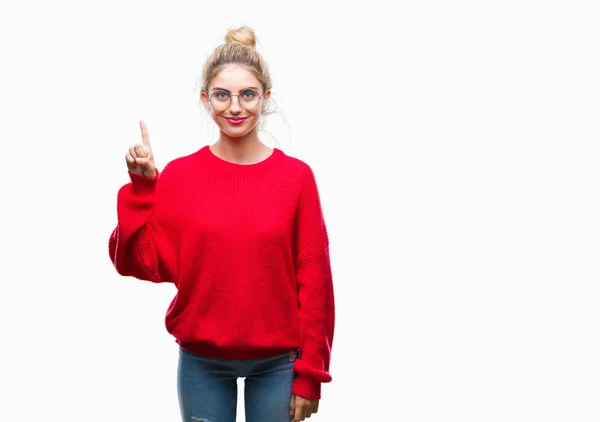 Joven Hermosa Mujer Rubia Con Suéter Rojo Gafas Sobre Fondo — Foto de Stock