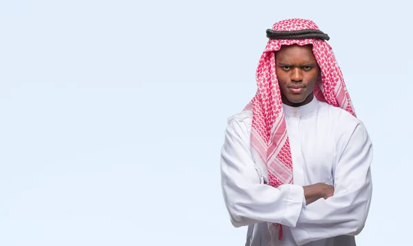 Jonge Arabische Afrikaanse Man Dragen Traditionele Keffiyeh Geïsoleerde Achtergrond Scepticus — Stockfoto