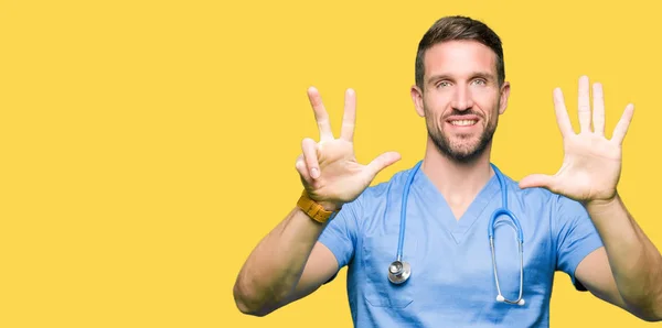 Guapo Doctor Hombre Usando Uniforme Médico Sobre Fondo Aislado Mostrando — Foto de Stock