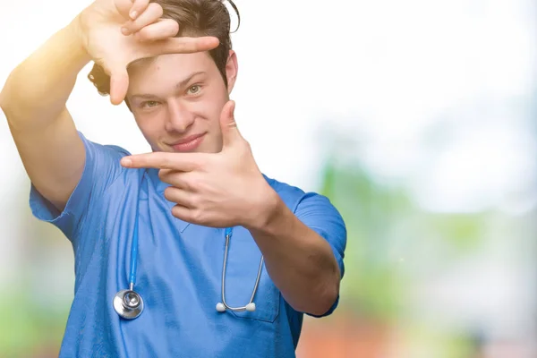 Joven Doctor Vistiendo Uniforme Médico Sobre Fondo Aislado Sonriendo Haciendo — Foto de Stock