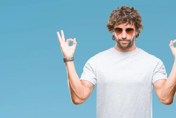 Hombre Modelo Hispano Guapo Con Gafas Sol Sobre Fondo Aislado — Foto de Stock