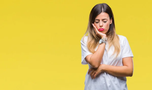 Ung Vacker Kvinna Casual Vit Shirt Över Isolerade Bakgrund Tänkande — Stockfoto