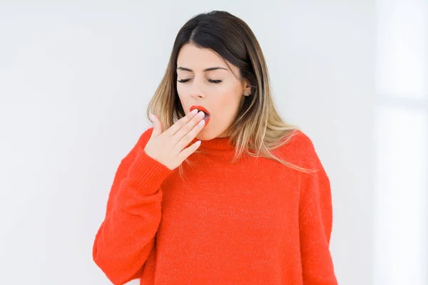 Jonge Vrouw Dragen Casual Rode Trui Geïsoleerde Achtergrond Verveeld Geeuwen — Stockfoto