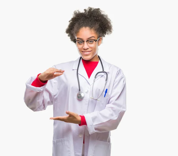 Junge Afroamerikanische Ärztin Über Isoliertem Hintergrund Gestikulierend Mit Händen Die — Stockfoto