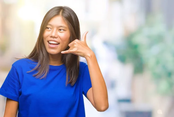 Jovem Mulher Asiática Sobre Fundo Isolado Sorrindo Fazendo Gesto Telefone — Fotografia de Stock