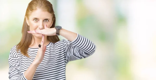 Medelåldern Mogen Vacker Kvinna Klädd Ränder Vinter Tröja Över Isolerade — Stockfoto