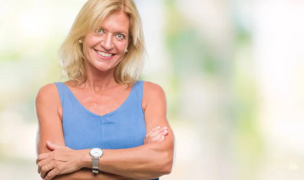 Mujer Rubia Mediana Edad Sobre Fondo Aislado Cara Feliz Sonriendo — Foto de Stock