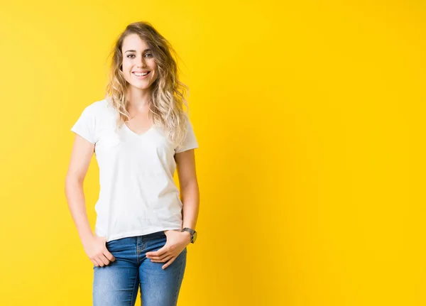 Bela Jovem Loira Mulher Sorrindo Sobre Isolado Amarelo Fundo — Fotografia de Stock