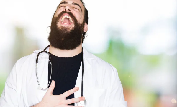 Läkare Med Långt Hår Bär Medicinsk Kappa Och Stetoskop Leende — Stockfoto