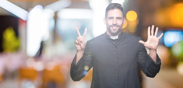 Joven Sacerdote Cristiano Sobre Fondo Aislado Mostrando Señalando Hacia Arriba —  Fotos de Stock