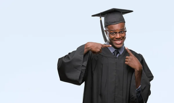 Joven Hombre Afroamericano Graduado Sobre Fondo Aislado Sonriendo Confiado Mostrando — Foto de Stock