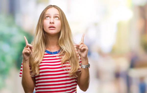 Joven Mujer Rubia Hermosa Sobre Fondo Aislado Asombrado Sorprendido Mirando —  Fotos de Stock