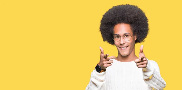 Joven Afroamericano Con Pelo Afro Usando Gafas Apuntando Con Los —  Fotos de Stock