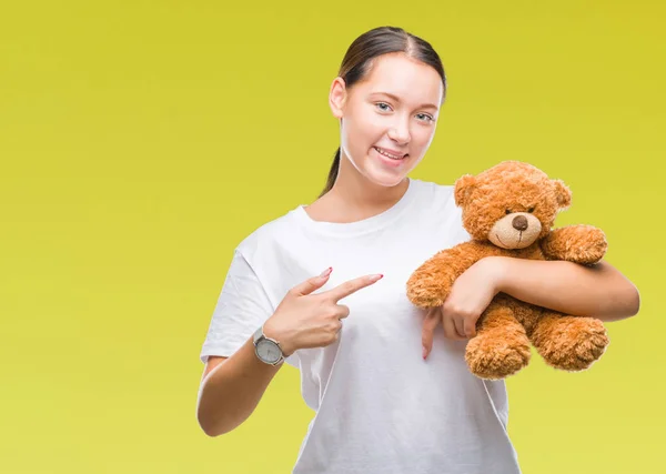 Joven Mujer Caucásica Sosteniendo Osito Peluche Sobre Fondo Aislado Muy —  Fotos de Stock