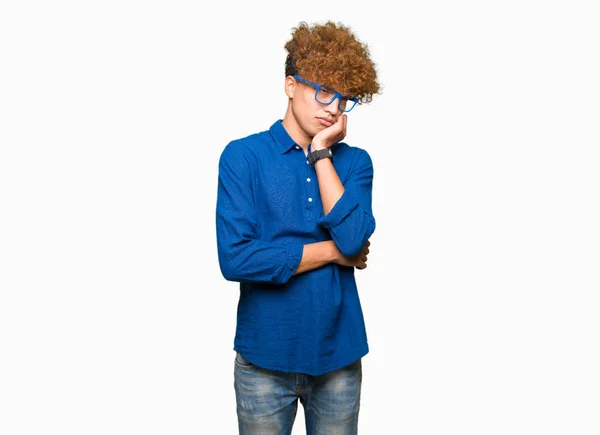 Joven Hombre Guapo Con Pelo Afro Con Gafas Azules Pensando —  Fotos de Stock