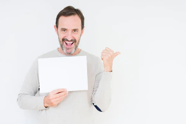 Homem Sênior Segurando Folha Papel Branco Sobre Fundo Isolado Apontando — Fotografia de Stock