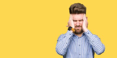 Genç yakışıklı bussines adam çünkü umutsuz ve stresli baş ağrısı acı acı ve migren. Ellerini kafasına.