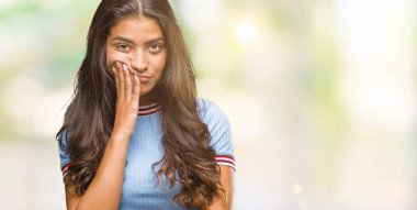 İzole arka plan düşünme seyir üzerinde genç güzel Arap kadın yorgun ve sıkılmış çapraz silah depresyon sorunları ile.